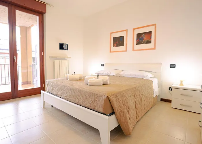 House 39 - Royal Welcome